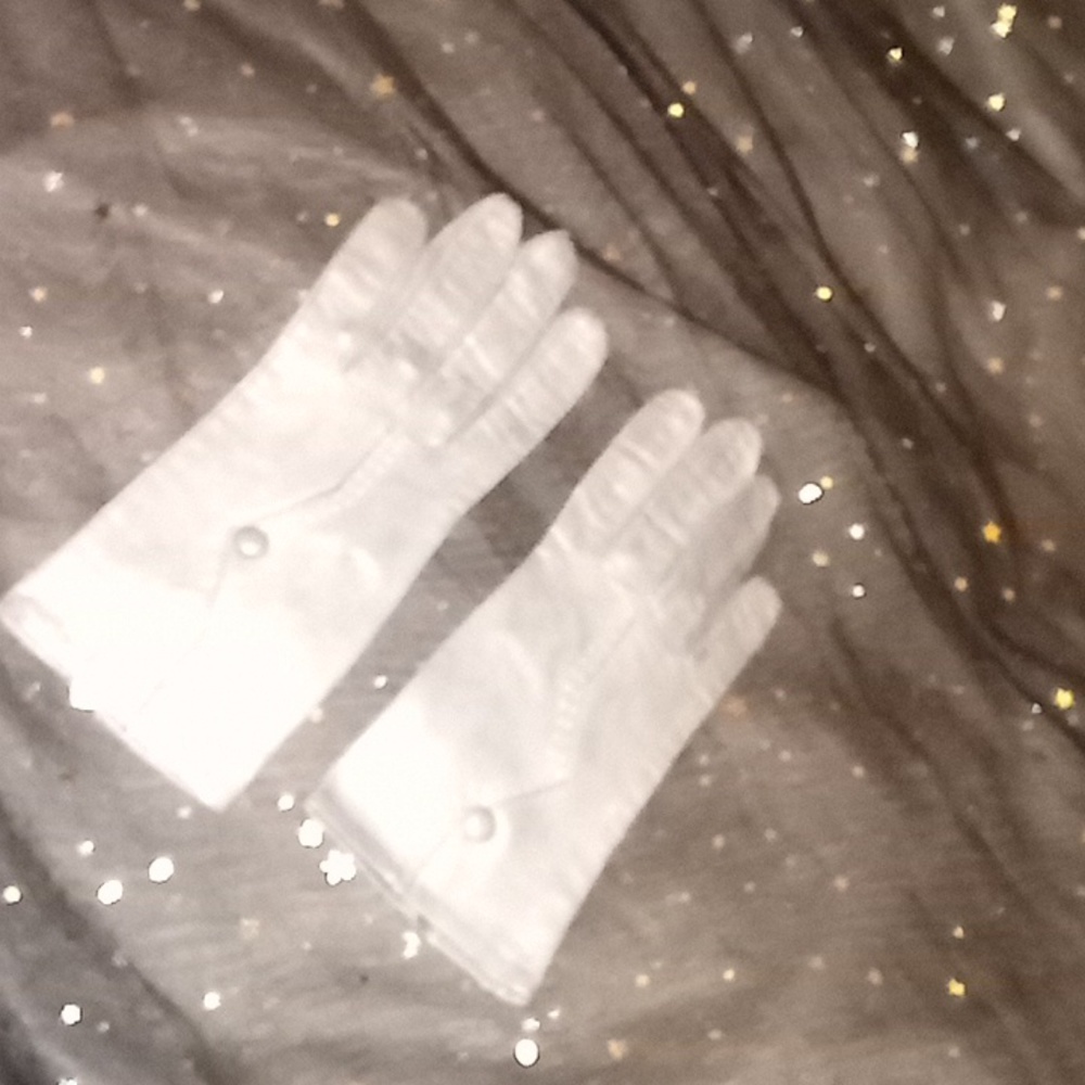 Gloves - Picture 2 of 4